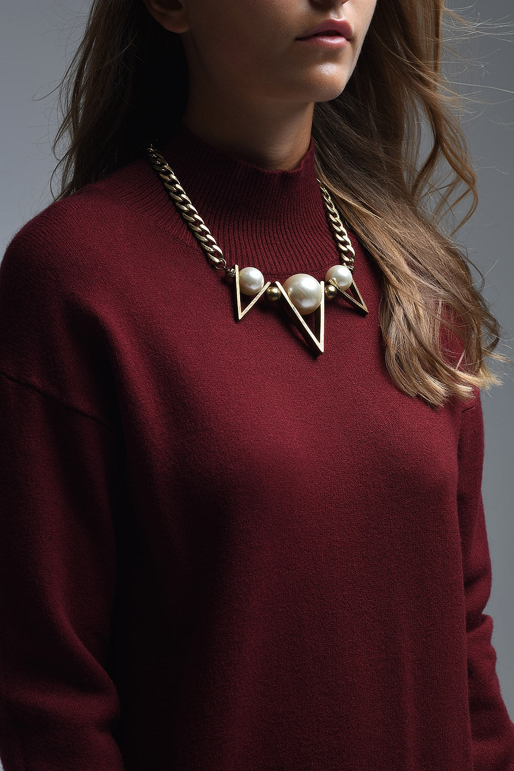 Losse bordeauxrode trui met open rugdetail