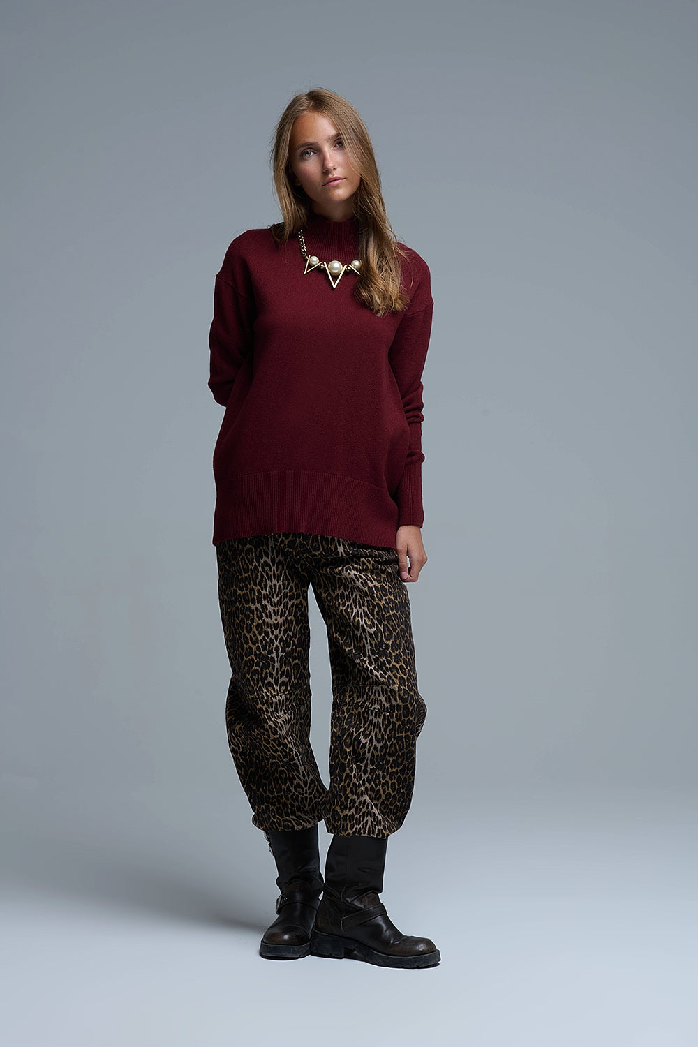 Losse bordeauxrode trui met open rugdetail