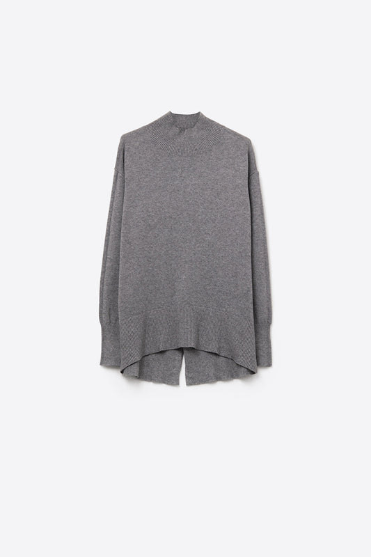 Q2 Loose gray sweater with open back detail