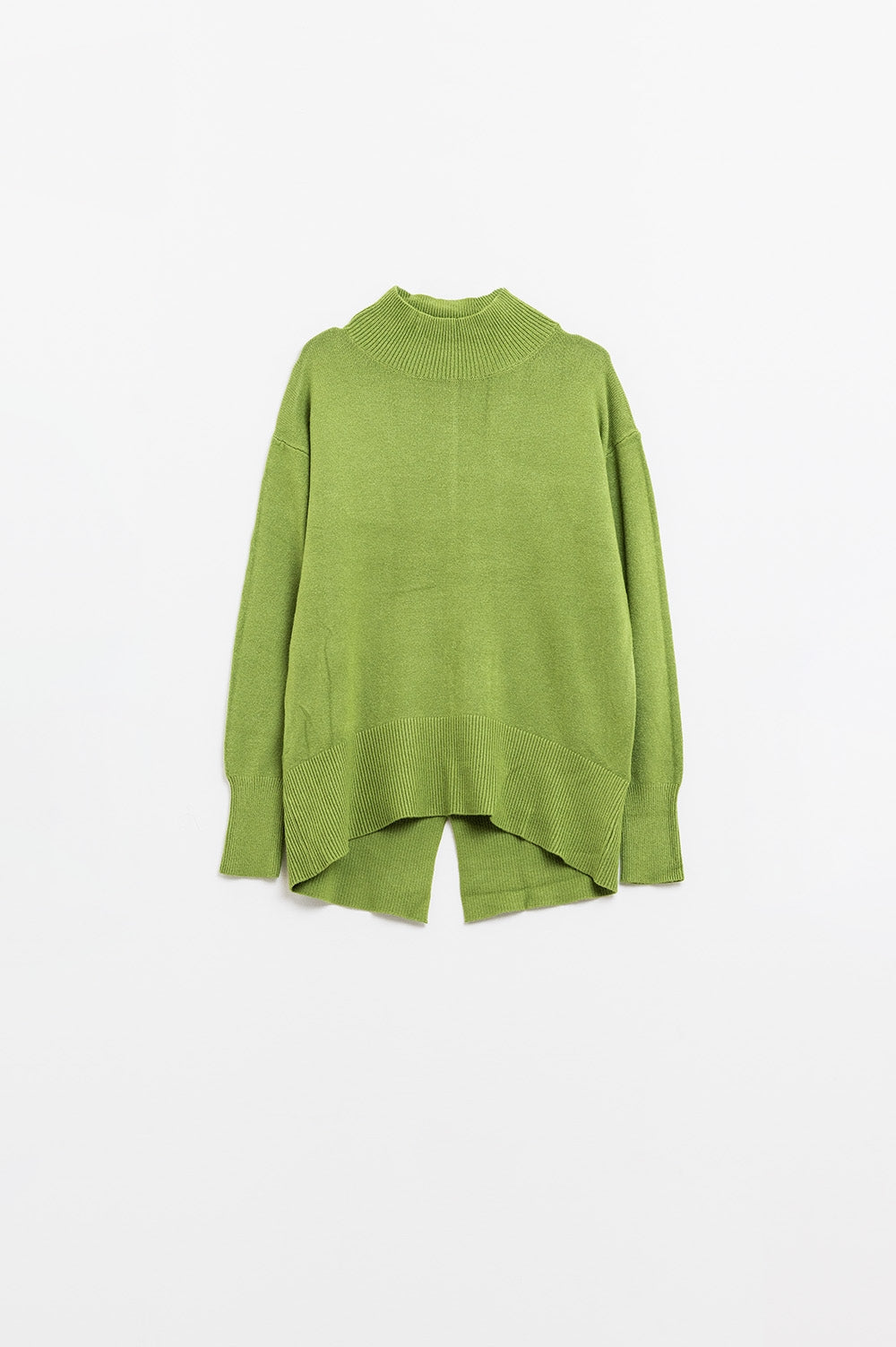 Q2 Loose green sweater with opening in the back