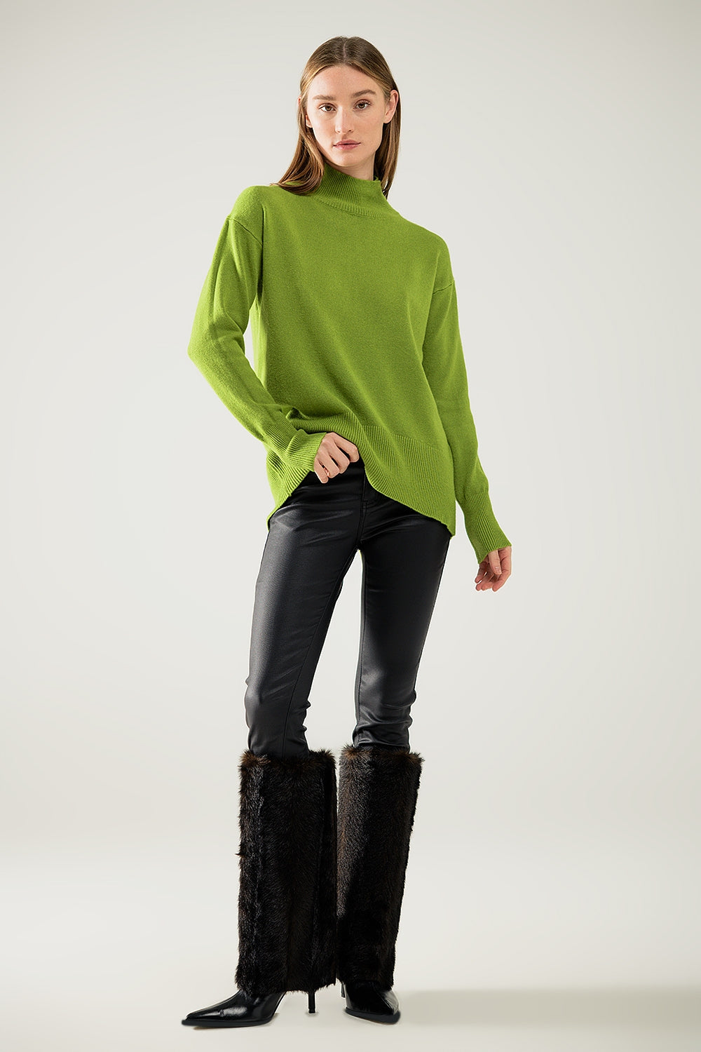 Losse groene trui met opening aan de achterkant