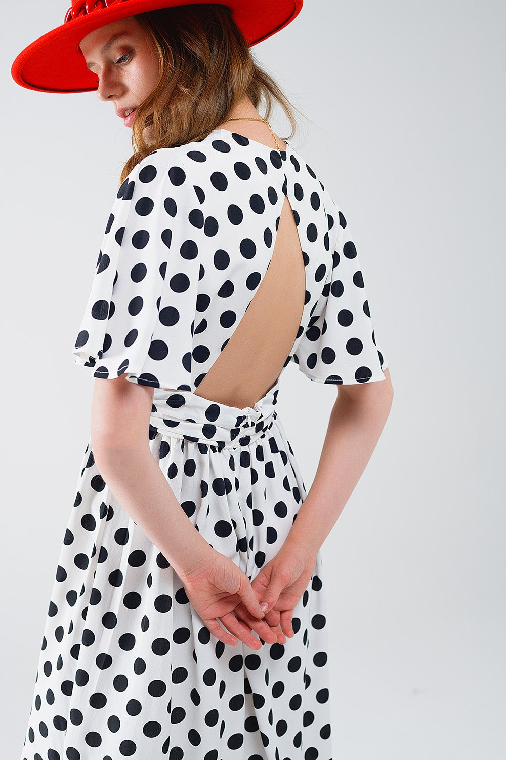Vestido comprido às bolinhas com detalhe nas costas abertas