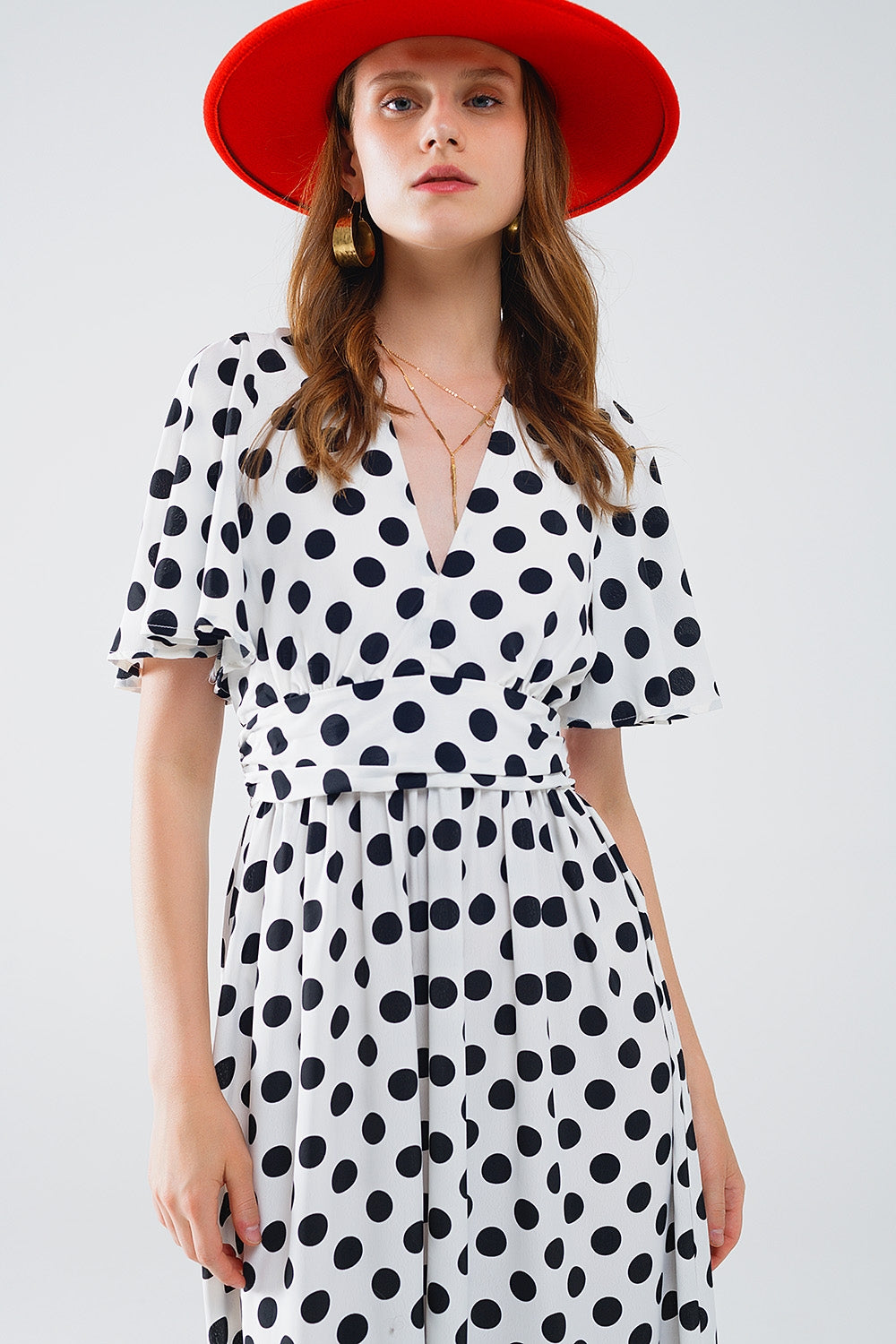 Vestido comprido às bolinhas com detalhe nas costas abertas
