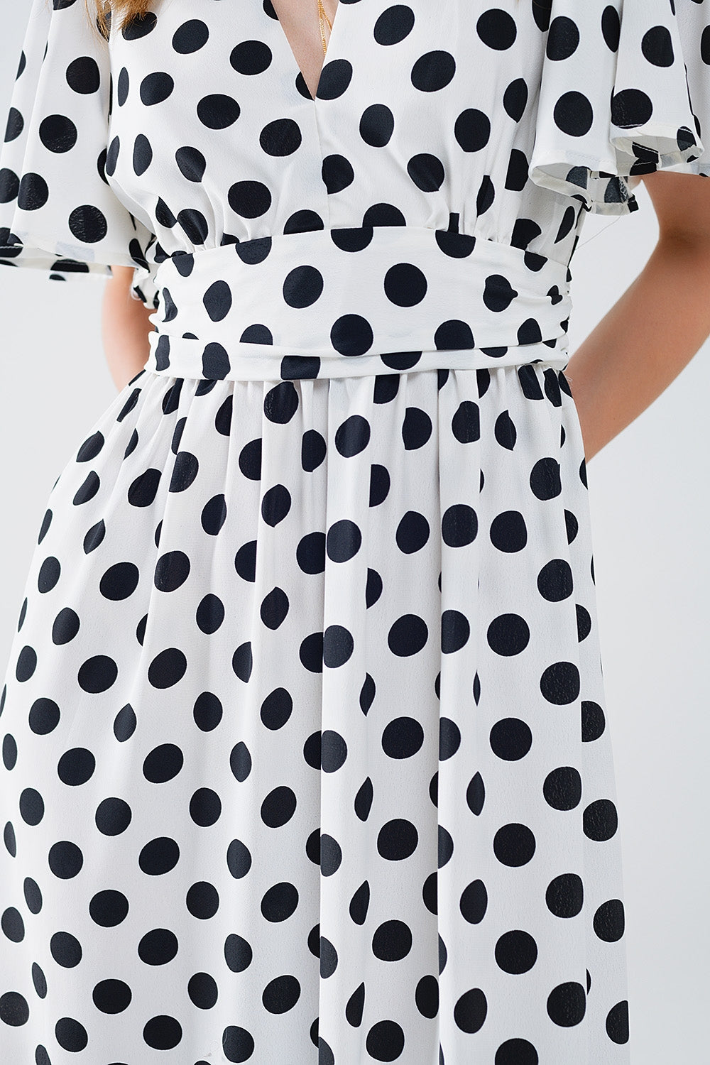 Vestido comprido às bolinhas com detalhe nas costas abertas