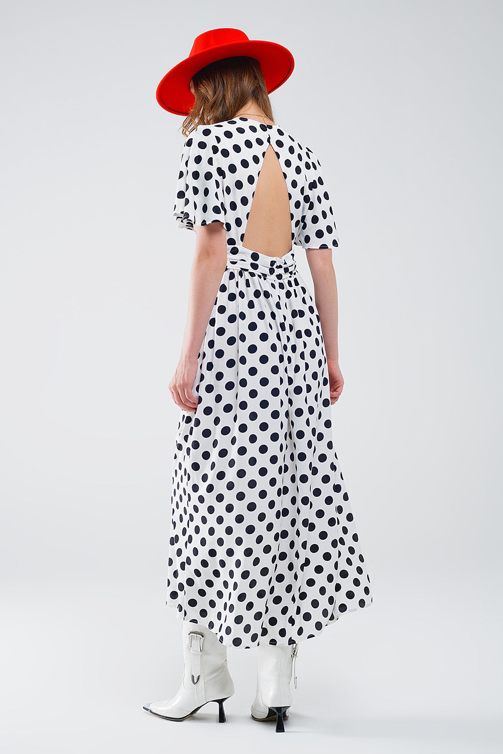 Vestido comprido às bolinhas com detalhe nas costas abertas