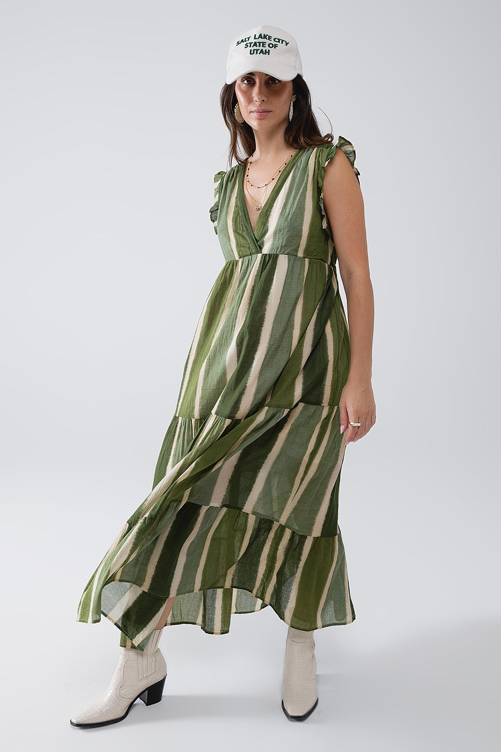 Vestido comprido com decote em V e saia em camadas em verde às riscas tie-dye