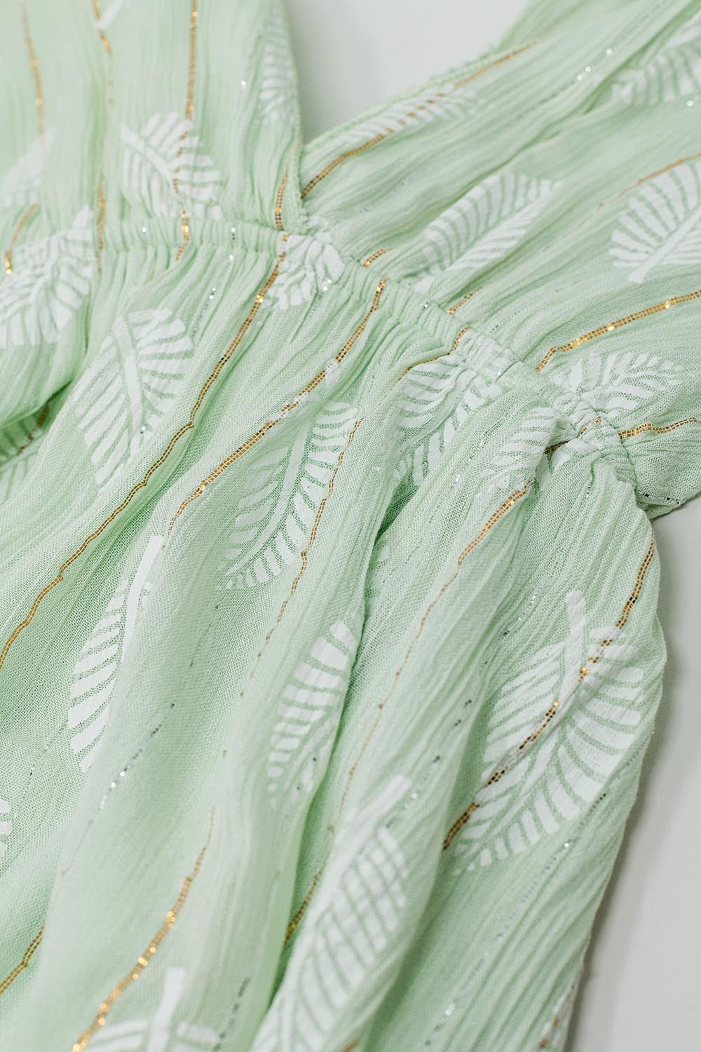Vestido midi halter com estampado de folhas de menta e detalhes em lurex