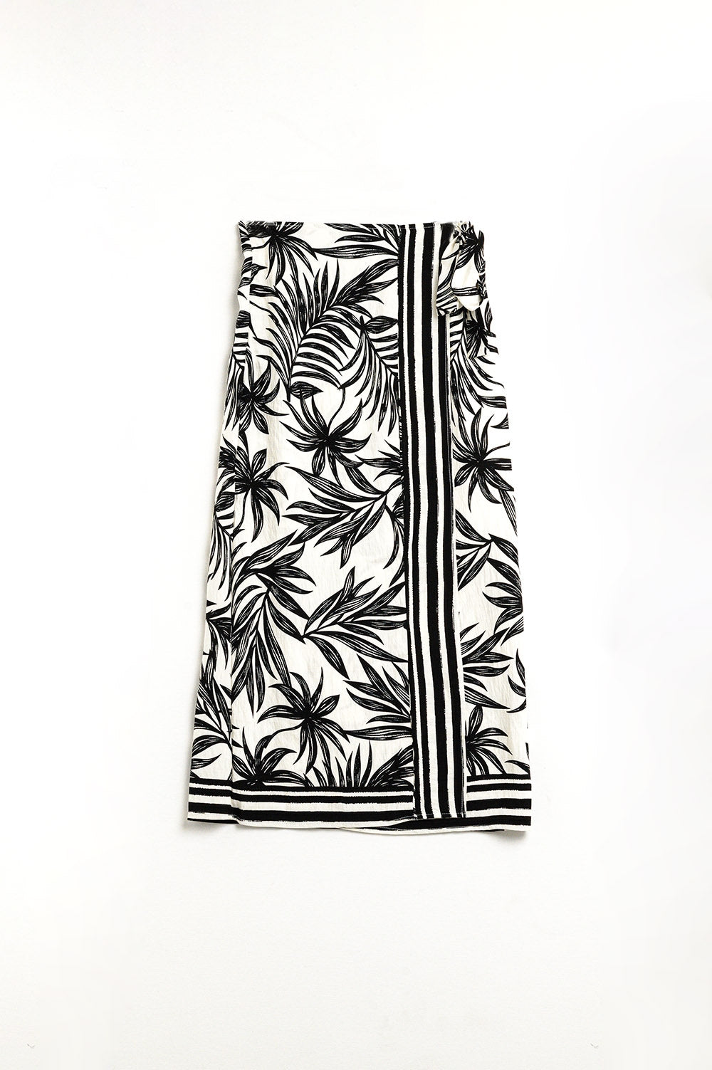 Q2 Midi skirt in light fabric with tropical motifs in Black and white