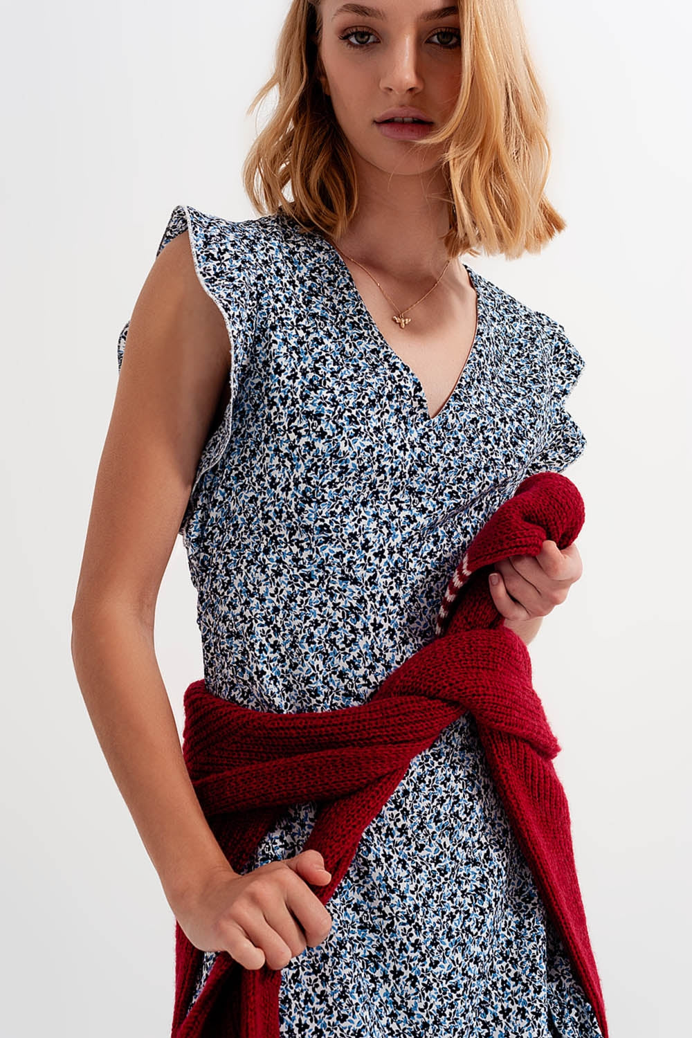 Vestido curto com mangas franzidas em estampado floral azul