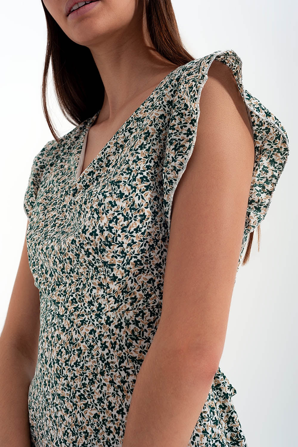 Vestido curto com mangas franzidas em estampado floral ditsy em verde