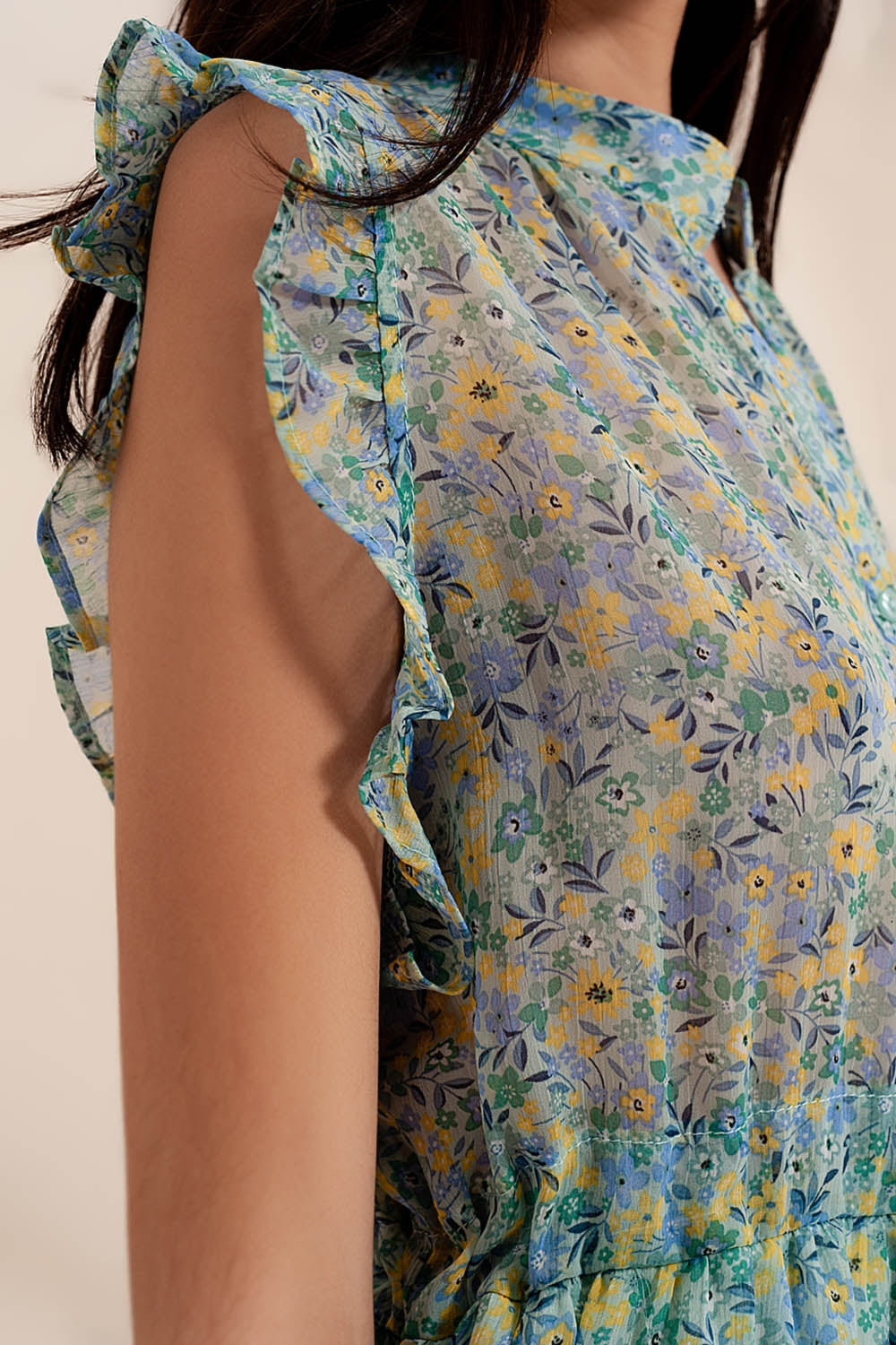 Vestido curto com folhos em floral vintage em verde