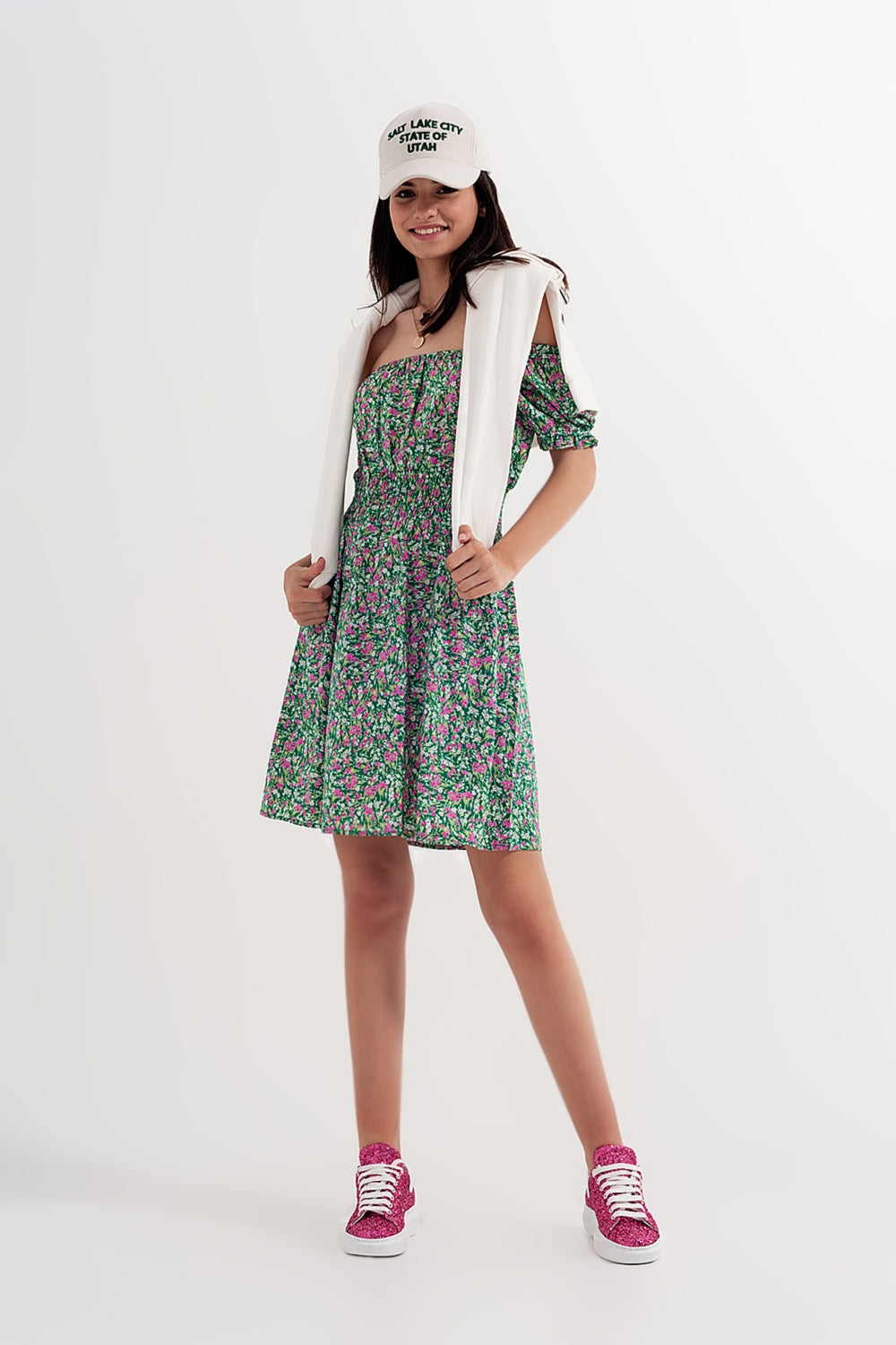 Mini-jurk met gerimpeld detail in groene, fijne bloemenprint