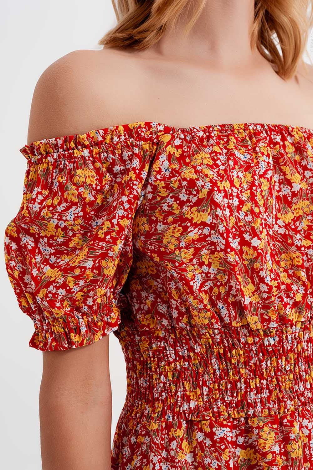 Vestido curto com detalhe franzido em estampado floral vermelho