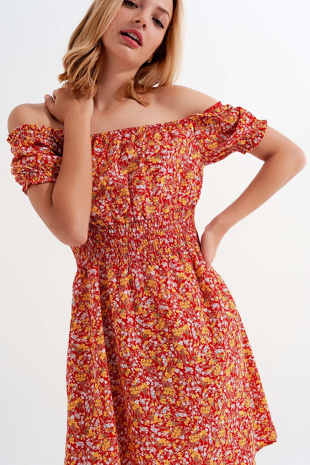 Vestido curto com detalhe franzido em estampado floral vermelho