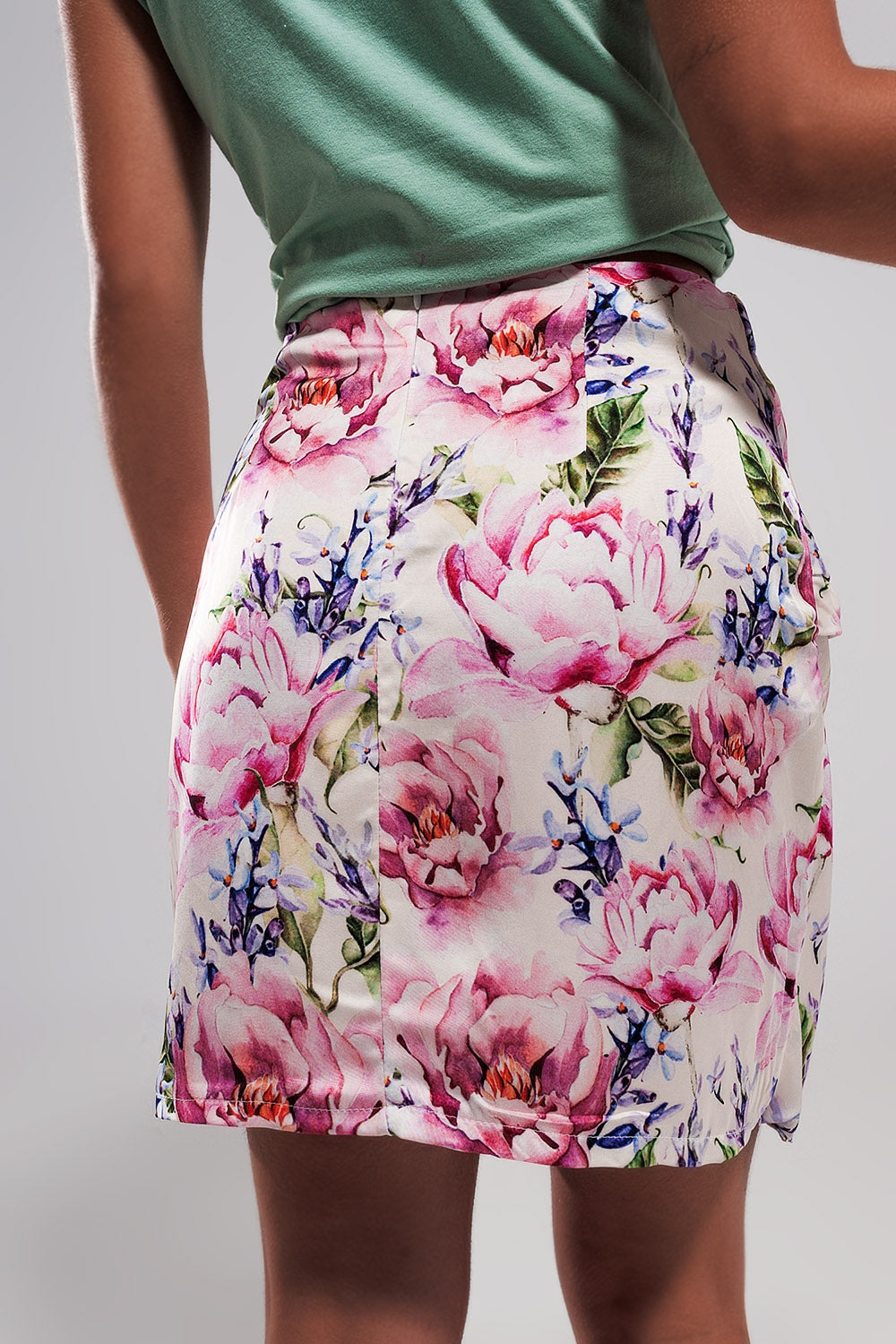 Mini saia com nó frontal em estampado de rosas cor-de-rosa