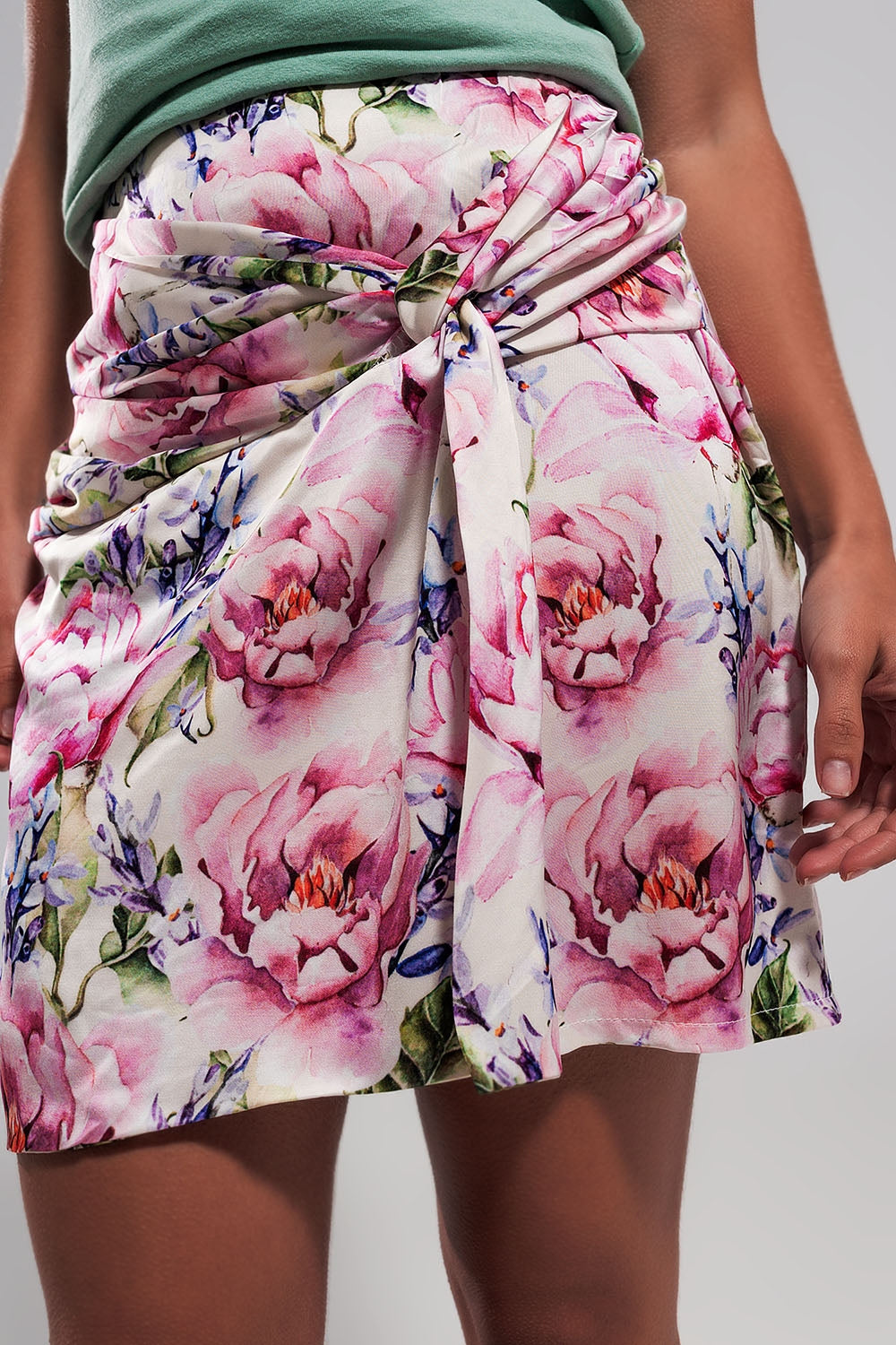 Mini saia com nó frontal em estampado de rosas cor-de-rosa