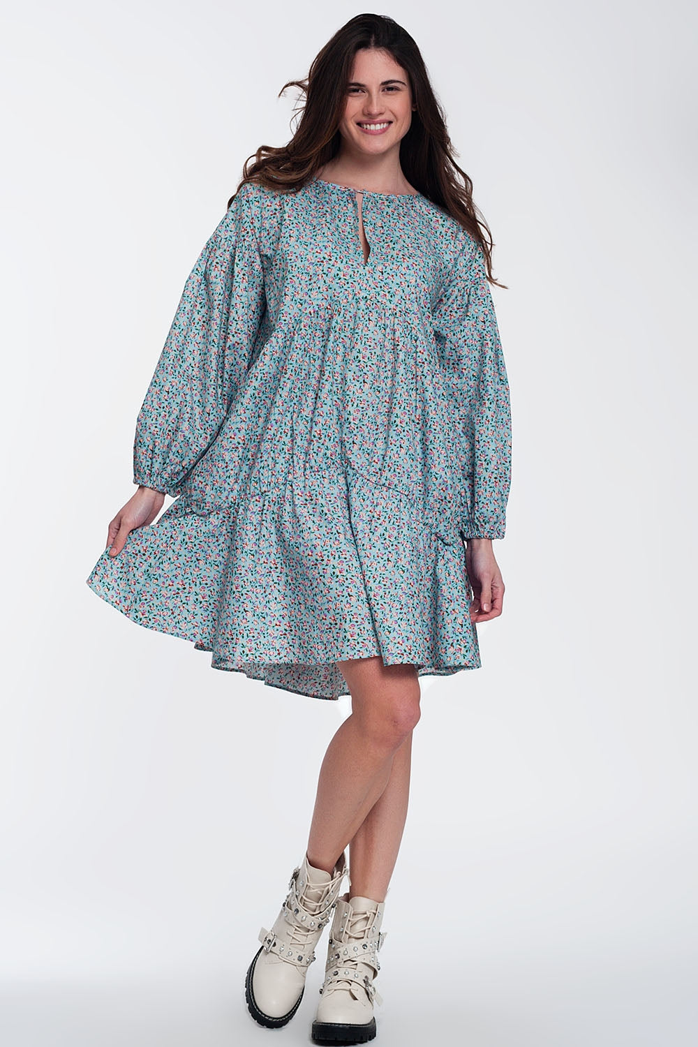 Vestido curto estilo bata com mangas abalonadas em estampado floral