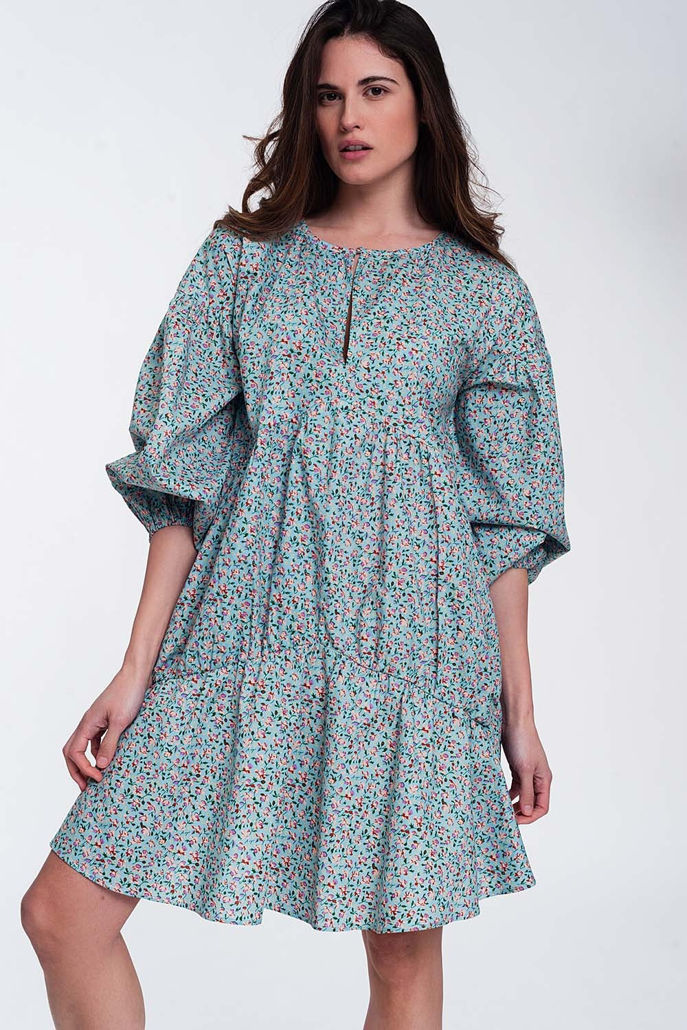Vestido curto estilo bata com mangas abalonadas em estampado floral