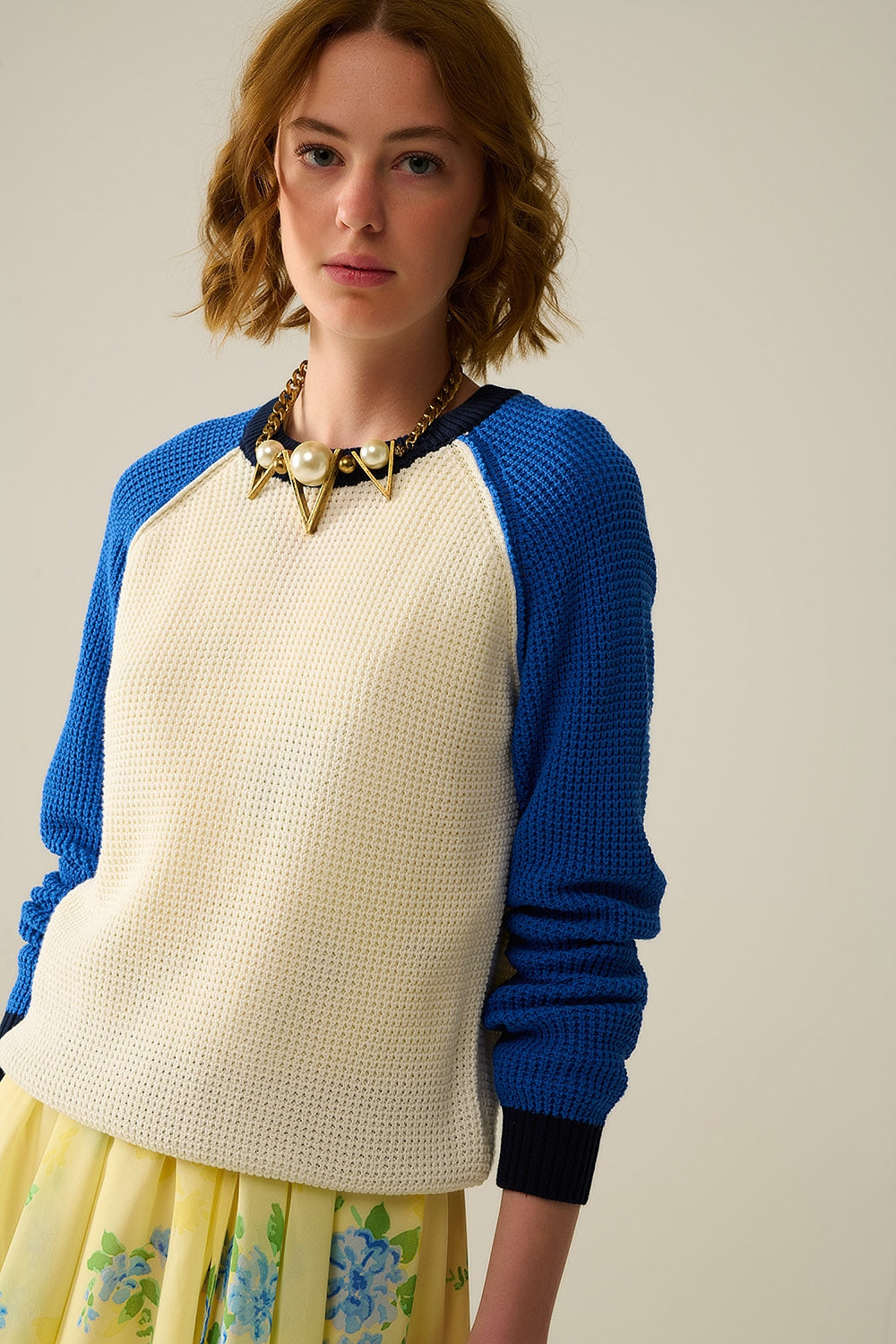Q2 moss stitch knitted sweater with contrasting sleeves in blue