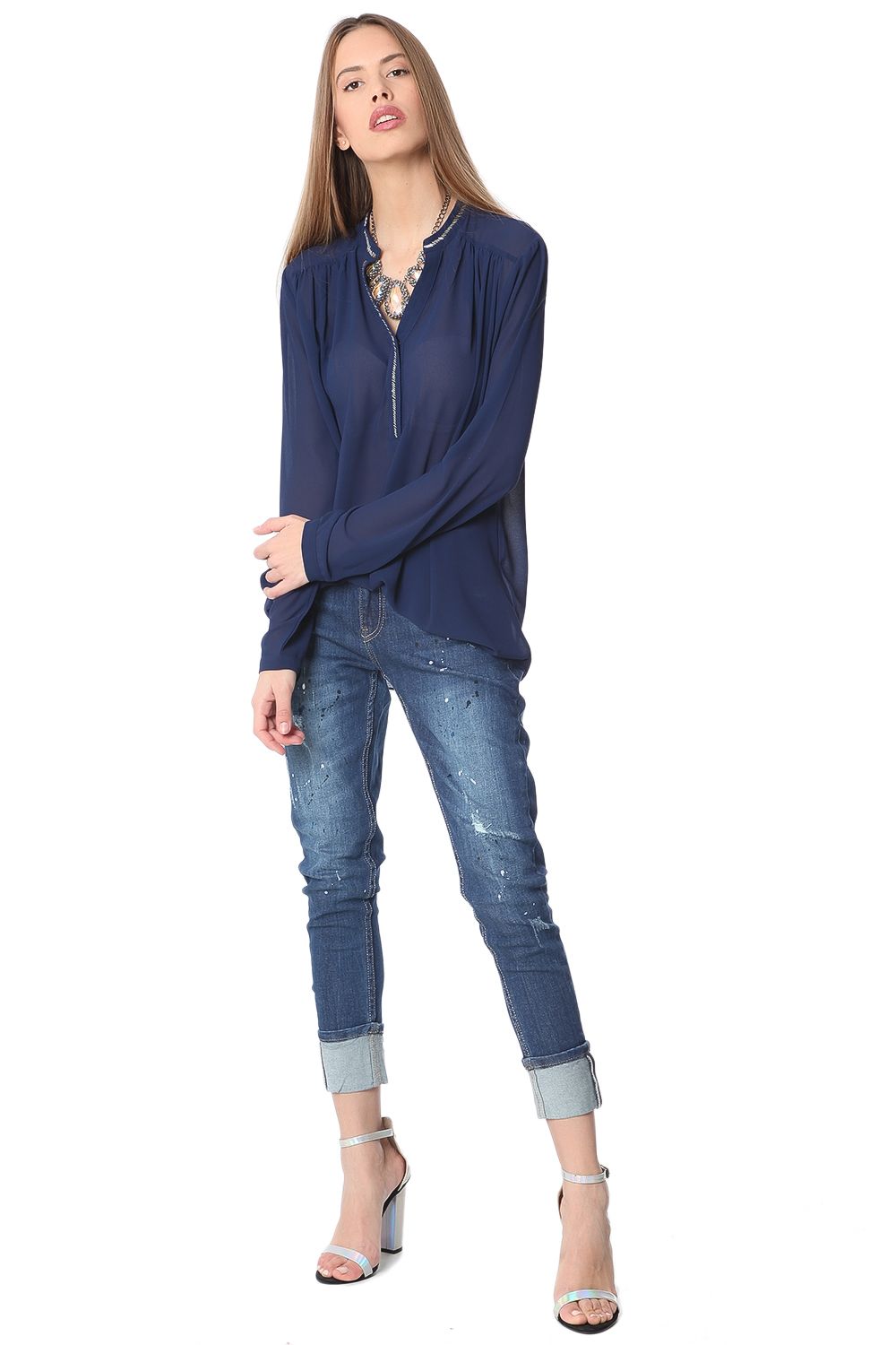 Blusa em chiffon azul marinho com detalhes em missangas prateadas