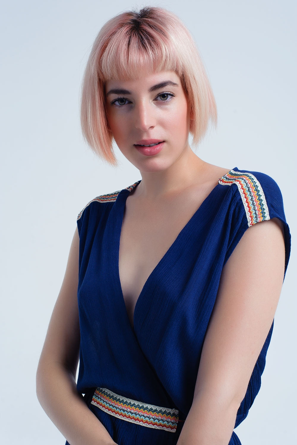 Vestido curto azul marinho com bordado