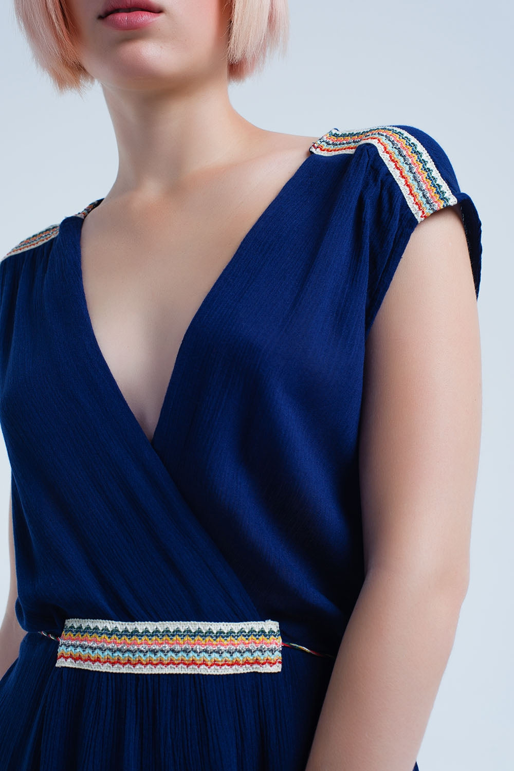 Vestido curto azul marinho com bordado