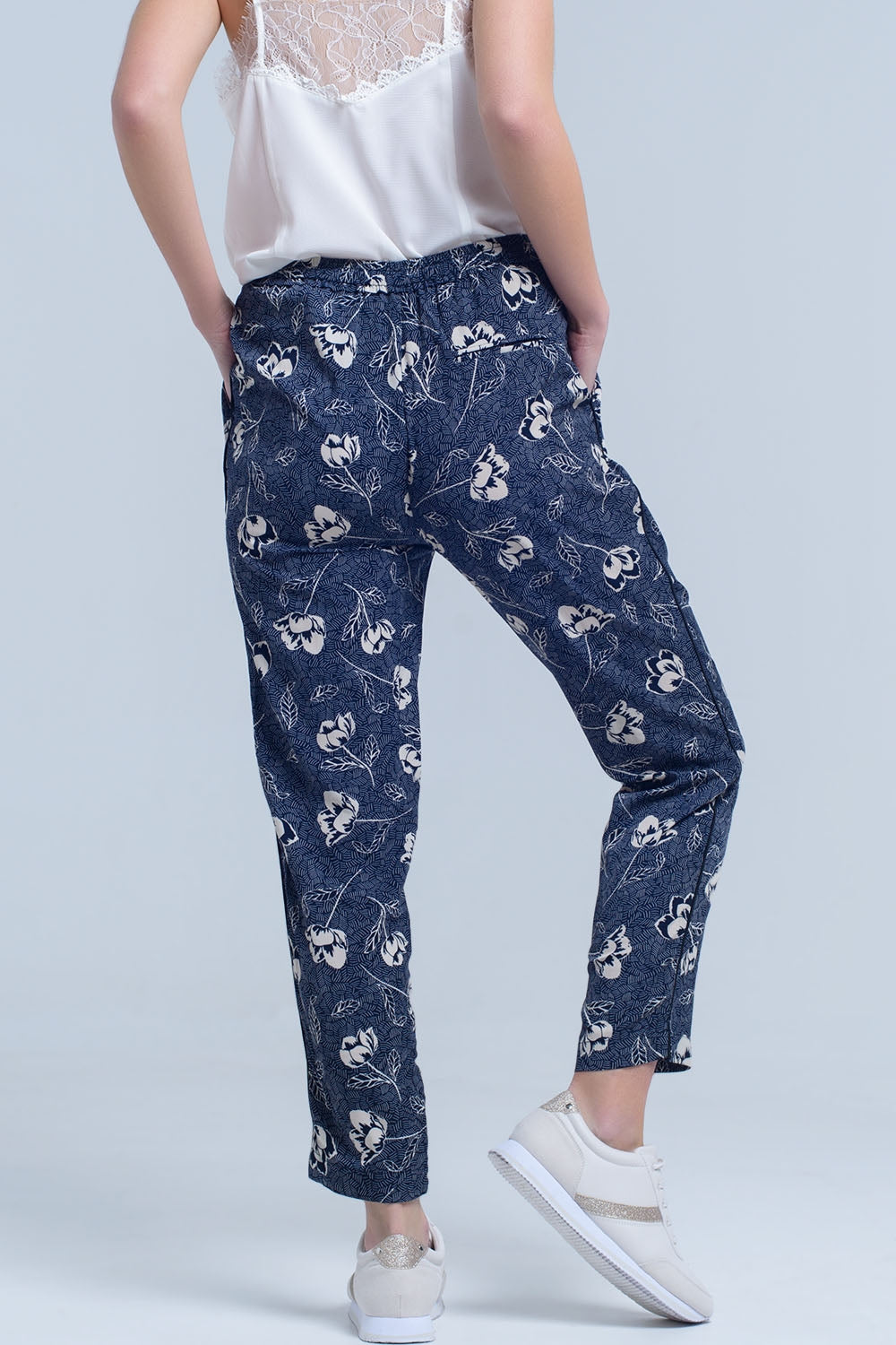 Marineblauwe broek met bloemenprint