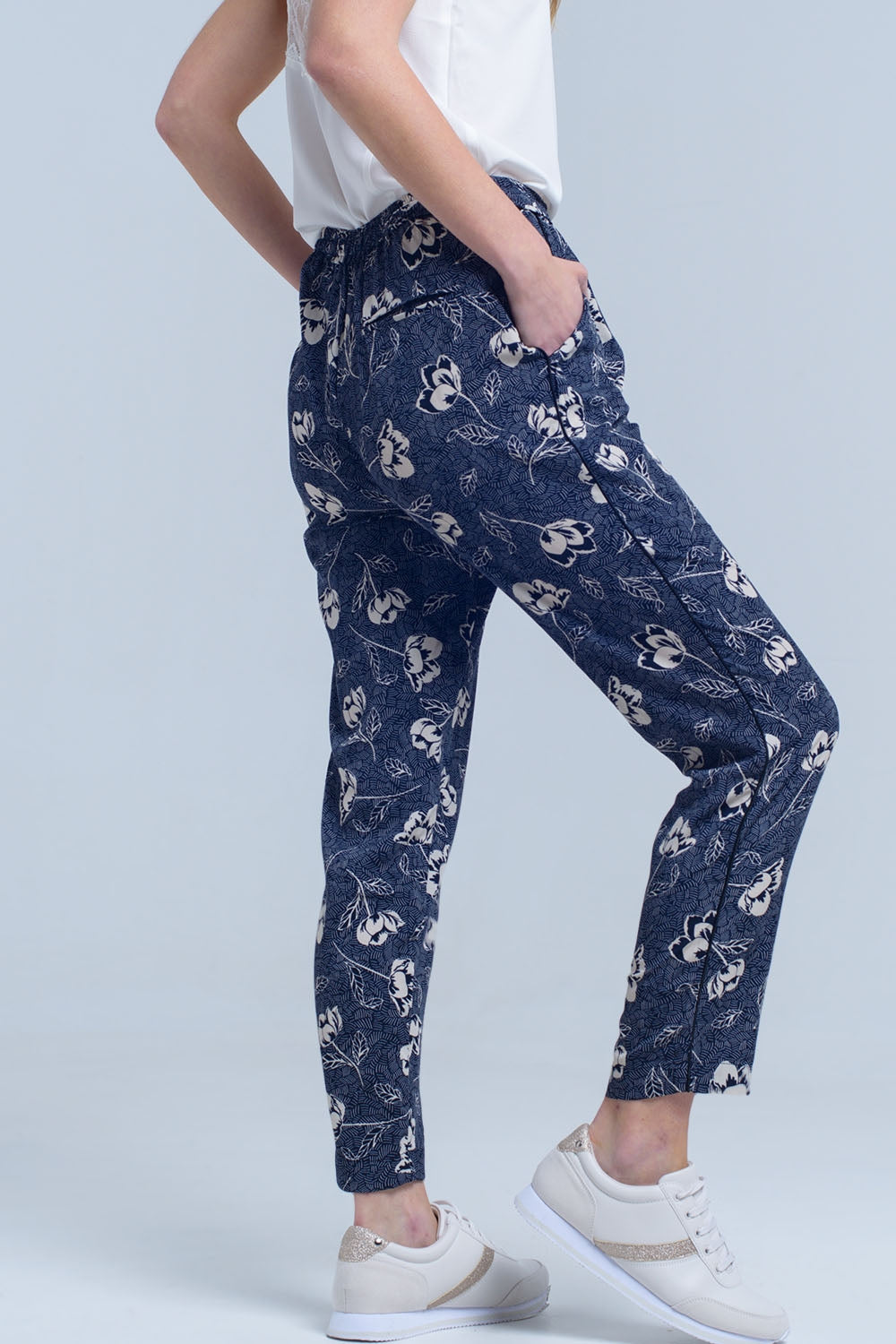 Marineblauwe broek met bloemenprint