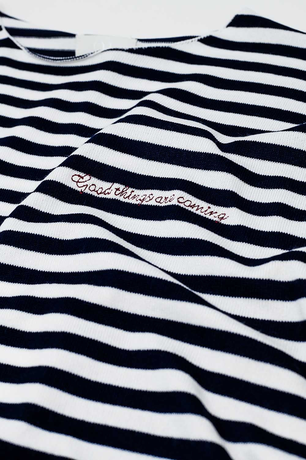 marineblauwe gestreepte fijn gebreide trui met boothals