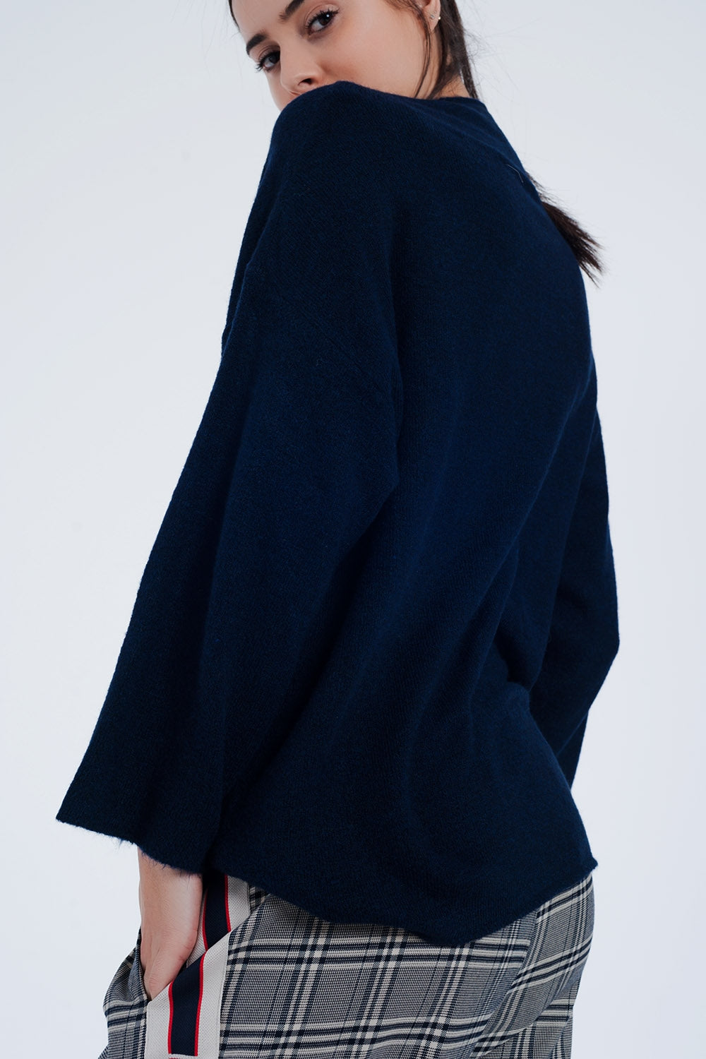Camisola azul marinho com mangas largas