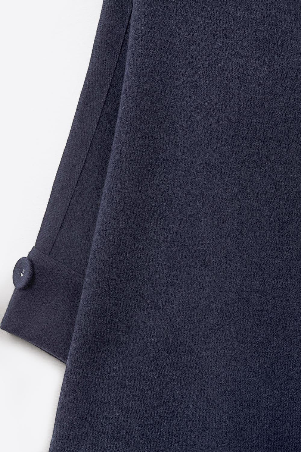 Marineblauwe gebreide trui met knoopdetails