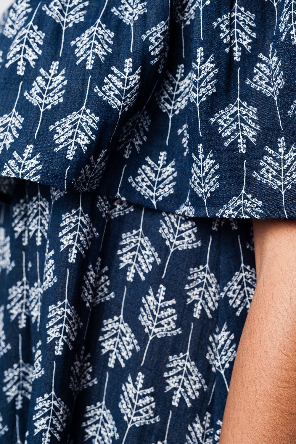 Vestido de praia midi azul marinho com ombros descobertos