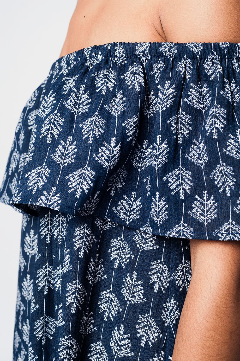 Vestido de praia midi azul marinho com ombros descobertos