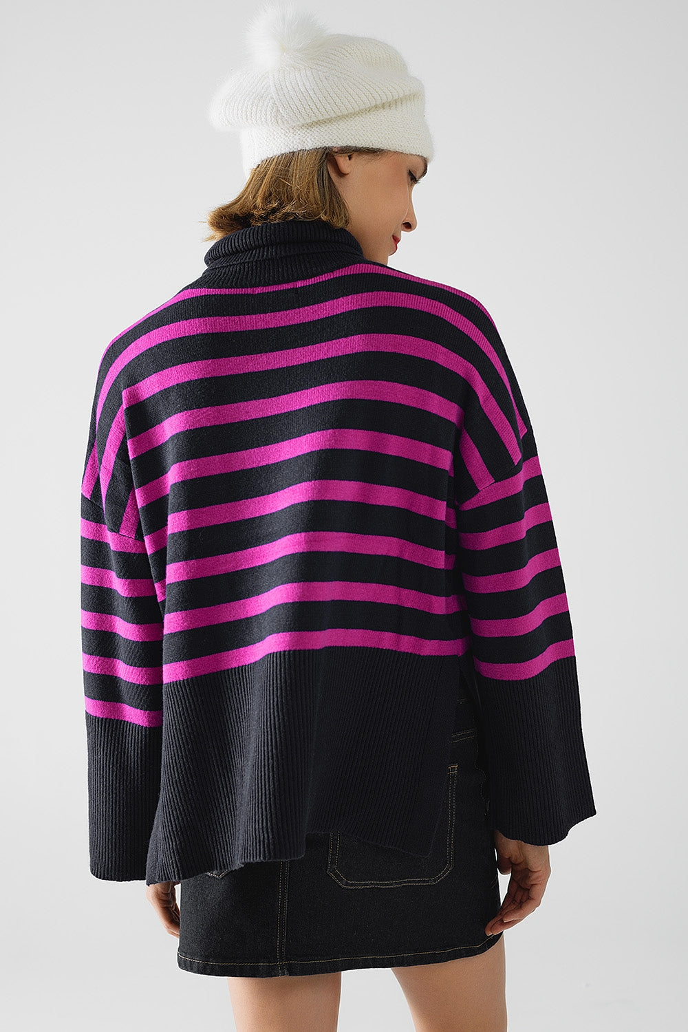 Marineblauwe oversized trui met fuchsia strepen en splitten aan de zijkant
