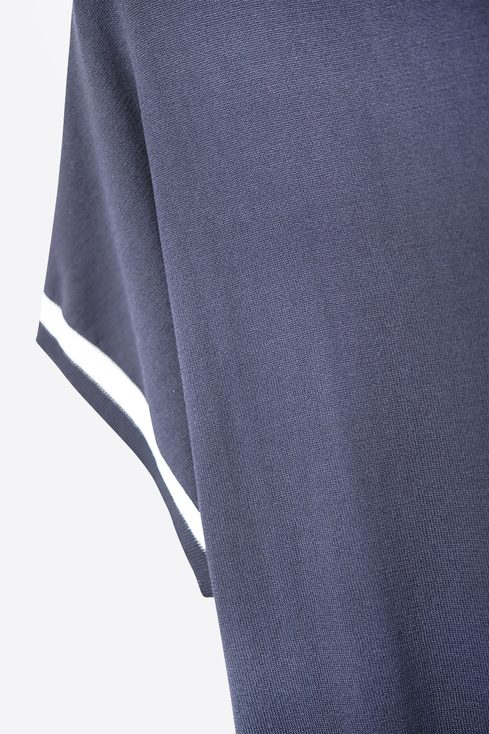 Marineblauwe relaxte trui met wit contrastdetail