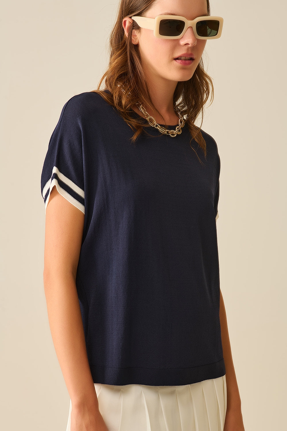 Marineblauwe relaxte trui met wit contrastdetail