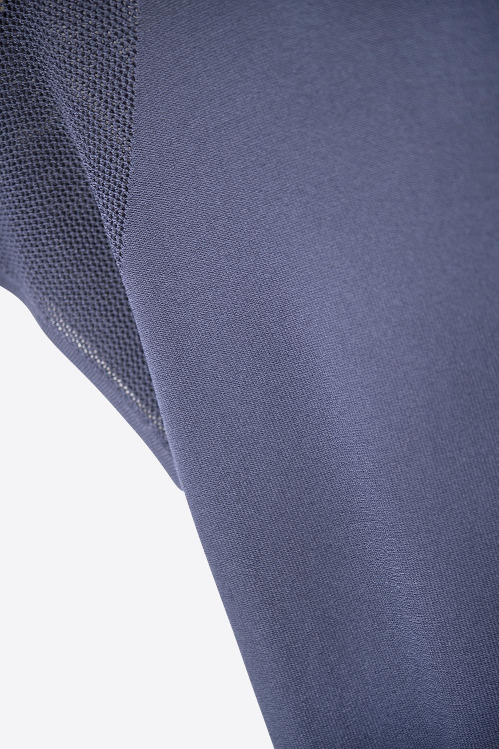 Marineblauwe trui met korte mouwen en gebreid gaas op de schouder