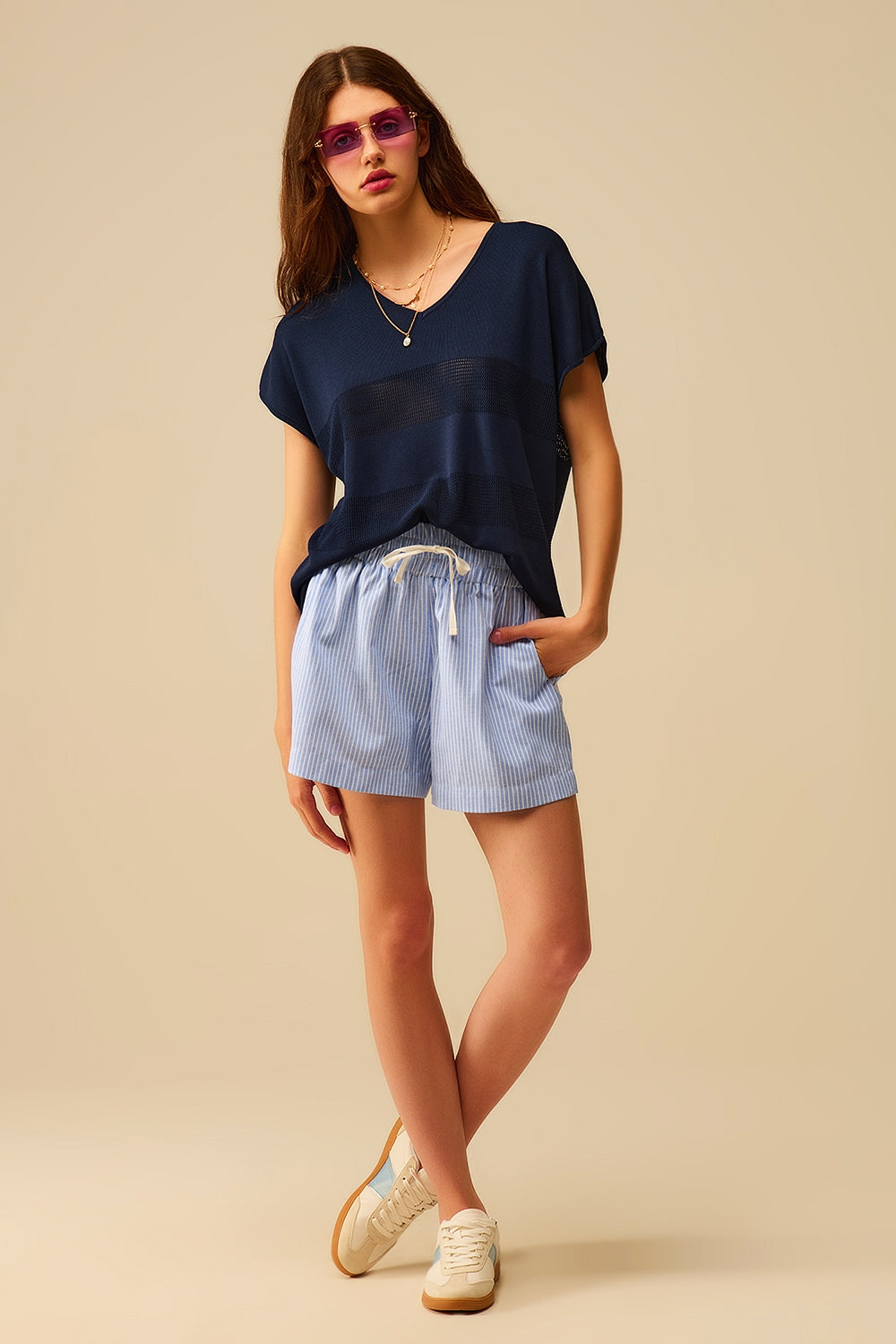 Marineblauwe gestreepte textuur gebreide trui