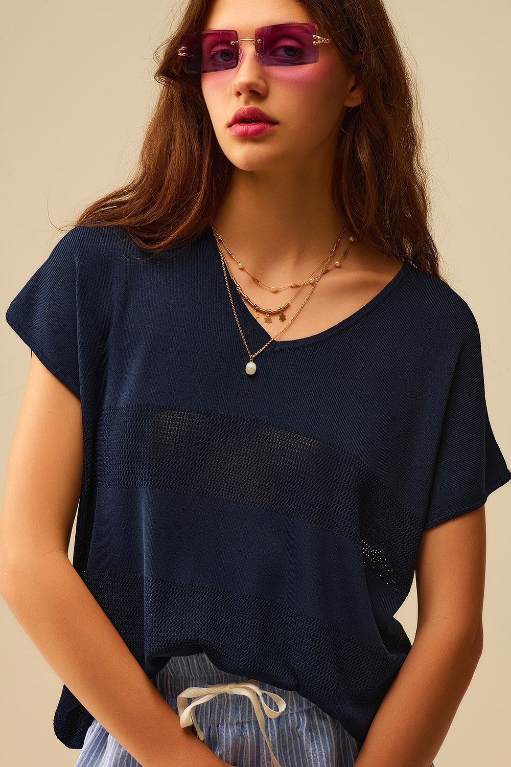 Marineblauwe gestreepte textuur gebreide trui