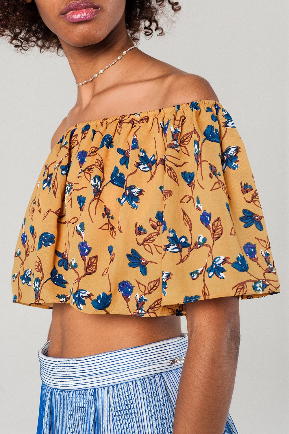 Top curto floral ombro a ombro mostarda