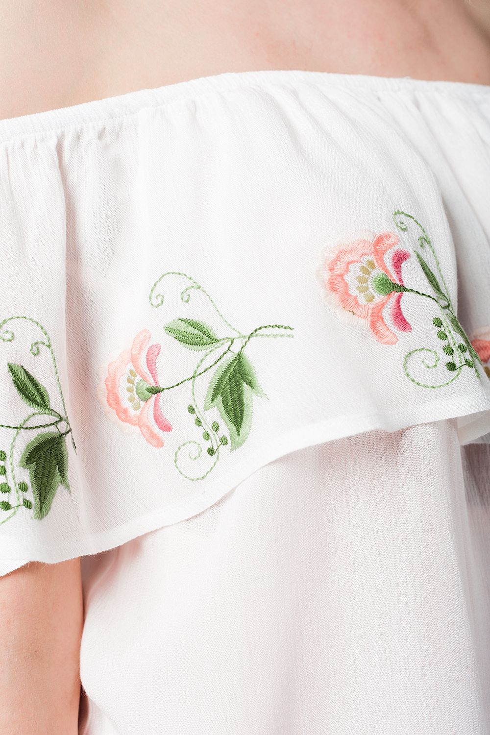 Blusa branca com folhos e ombros de fora