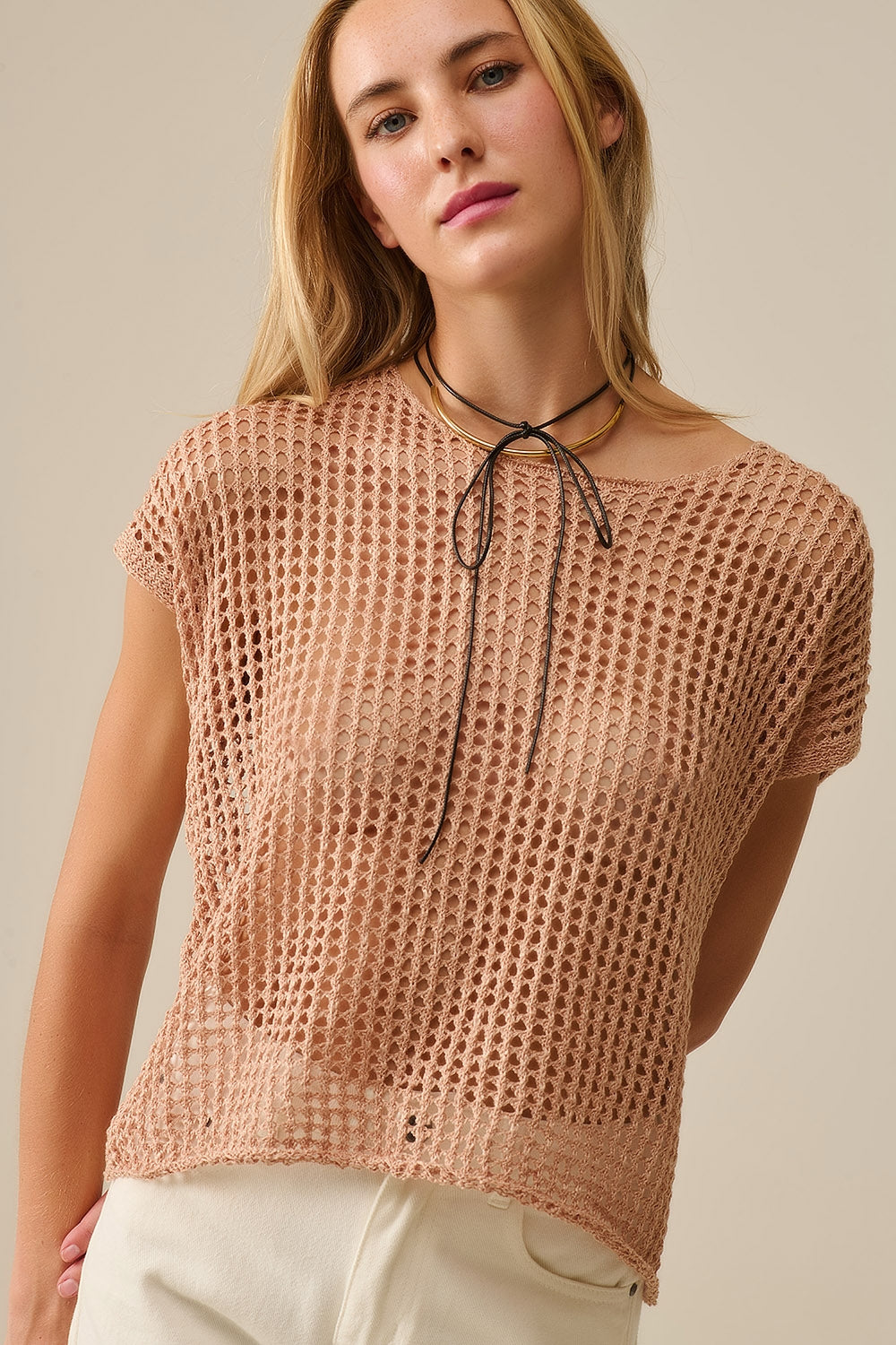 Open gebreide gehaakte top met verlaagde mouwen in camel