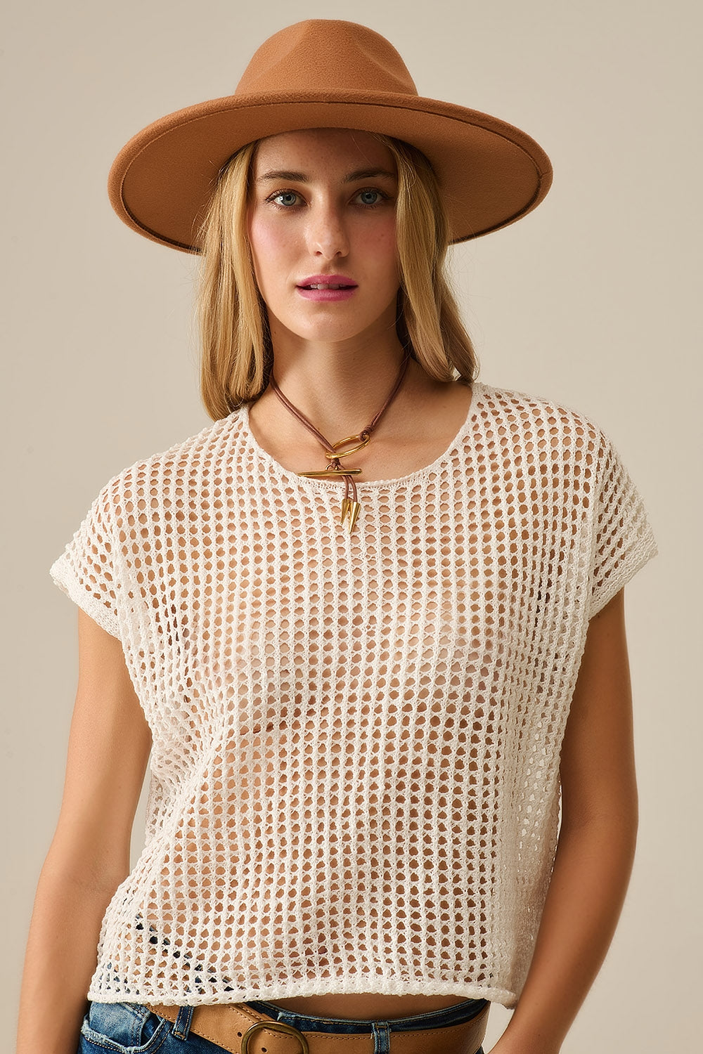 Open gebreide gehaakte top met verlaagde mouwen in het wit