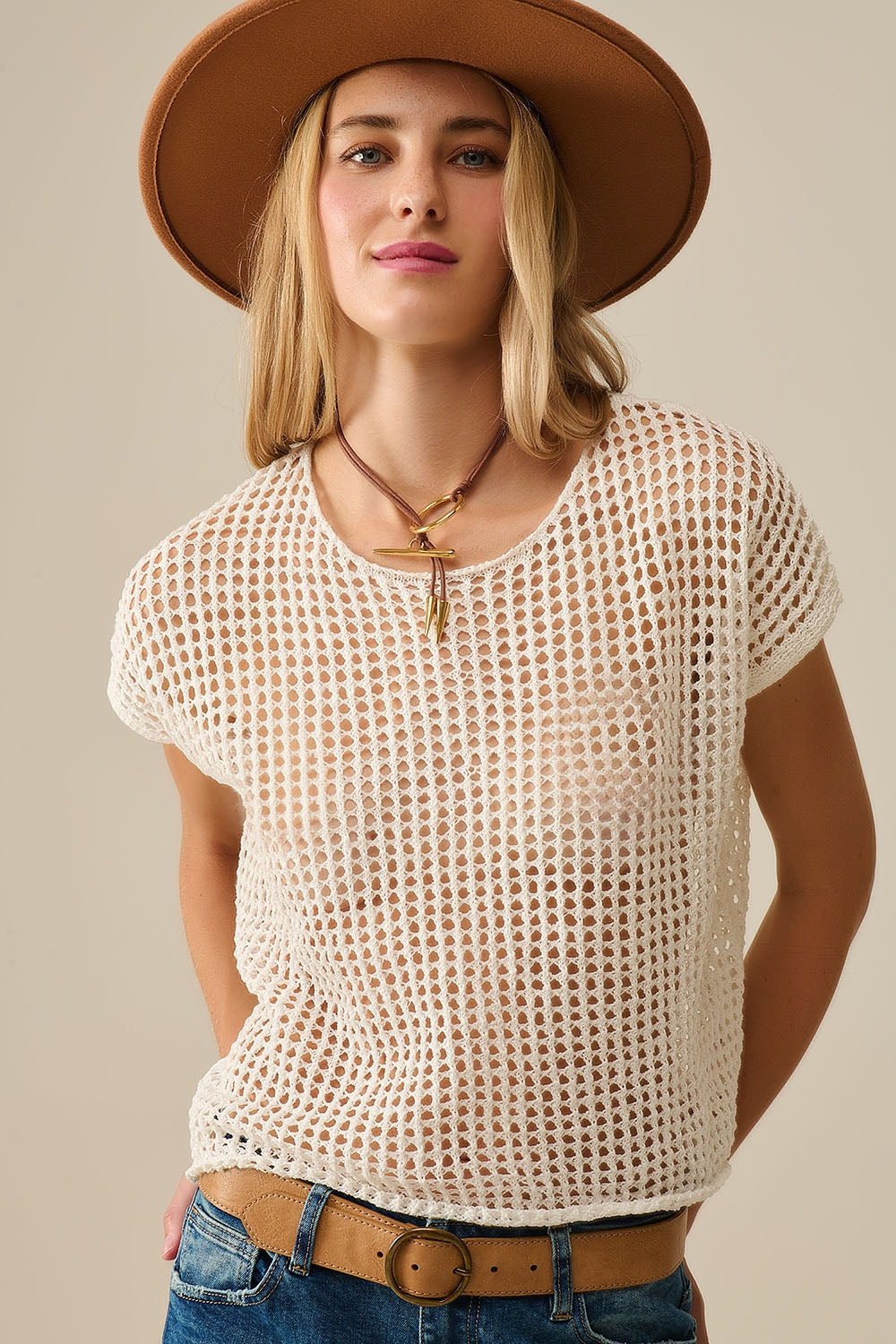 Open gebreide gehaakte top met verlaagde mouwen in het wit