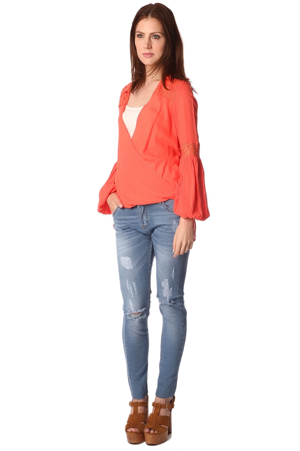 Blusa laranja com frente cruzada e detalhe drapeado