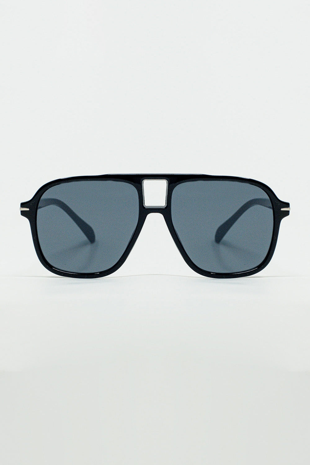 Q2 Oval Aviator Suglasses With Smoke Black Lens in Black