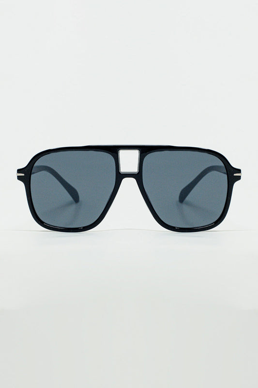 Q2 Oval Aviator Suglasses With Smoke Black Lens in Black