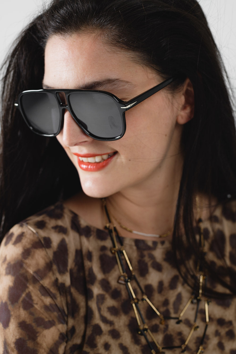 Ovale pilotenbril met rookzwarte lens in zwart