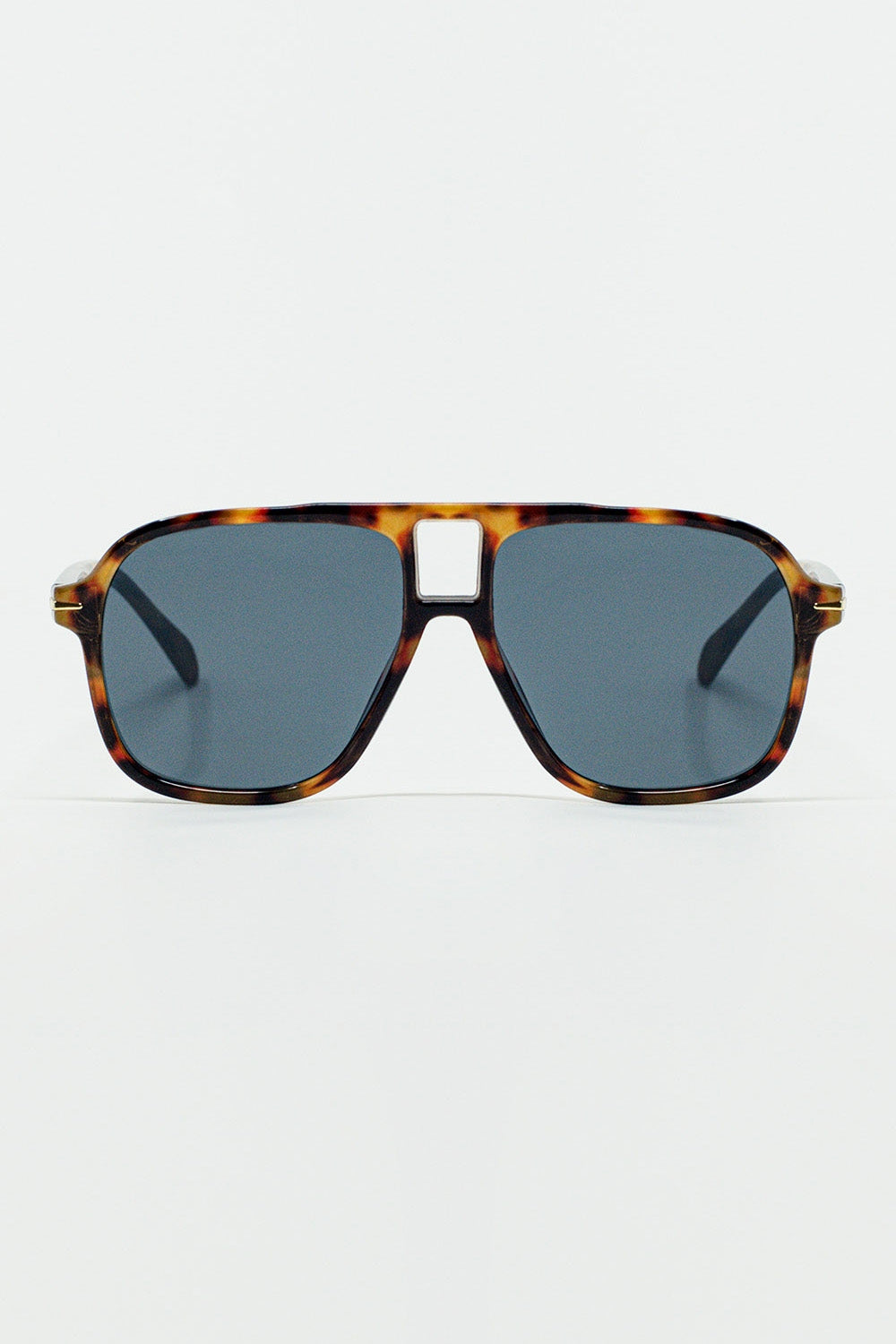 Q2 Oval Aviator Suglasses With Smoke Black Lens in Tortoise Shell