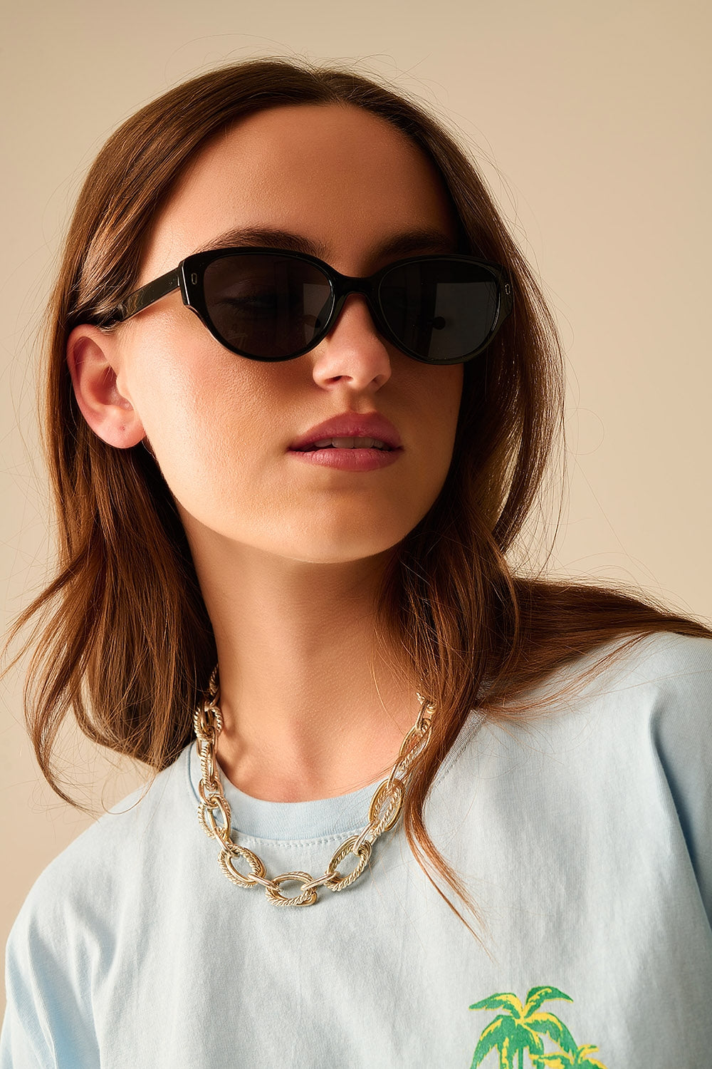 Q2 Oval Sunglasses In black frame